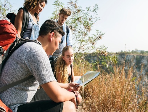 Imagen de estudiantes en el campo mirando un mapa